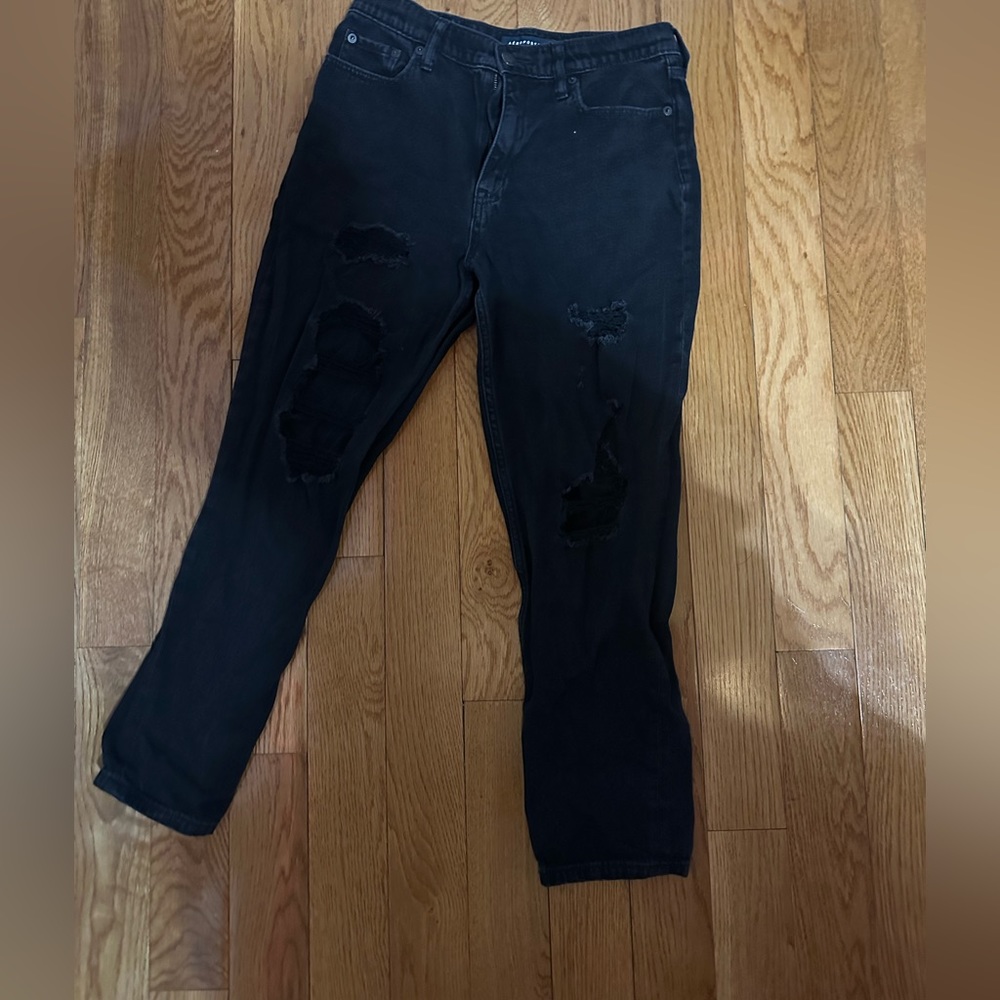 BLACK RIPPED MOM JEANS